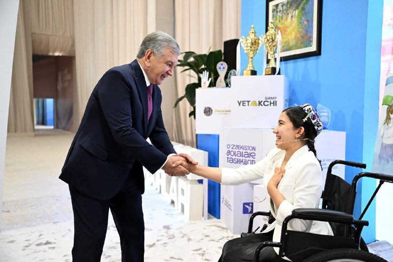 Prezident Shavkat Mirziyoyev faol va izlanuvchan yoshlar bilan uchrashdi