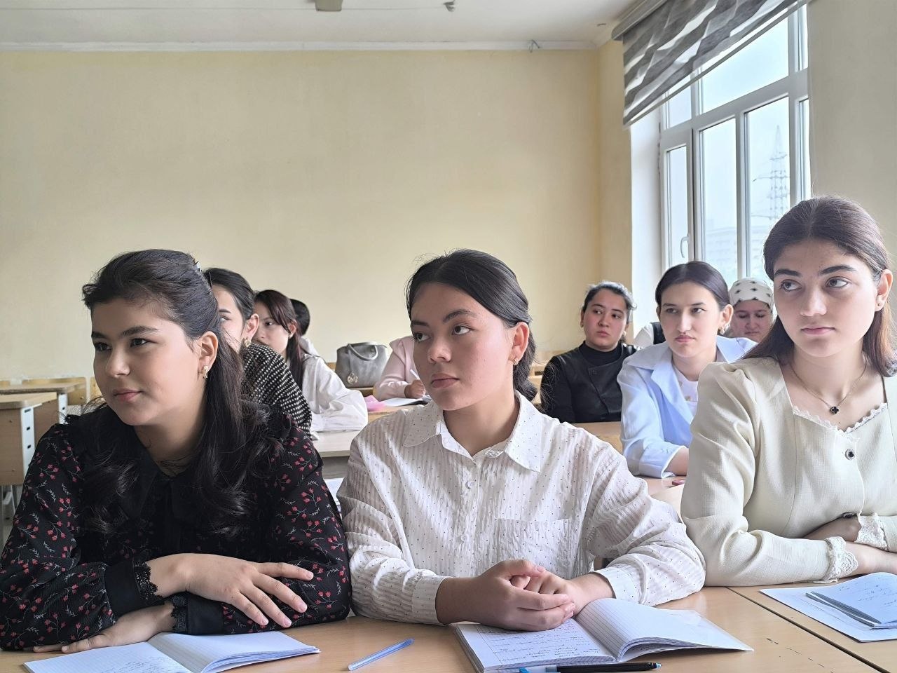 Buxoro davlat pedagogika instituti Tillar fakulteti tyutorlari G.F. Umarova hamda Z.Z. Raximova va institut psixologi Sh. Zuhurova hamkorlikda talaba-yoshlar uchun dolzarb mavzuda davra suhbati tashki