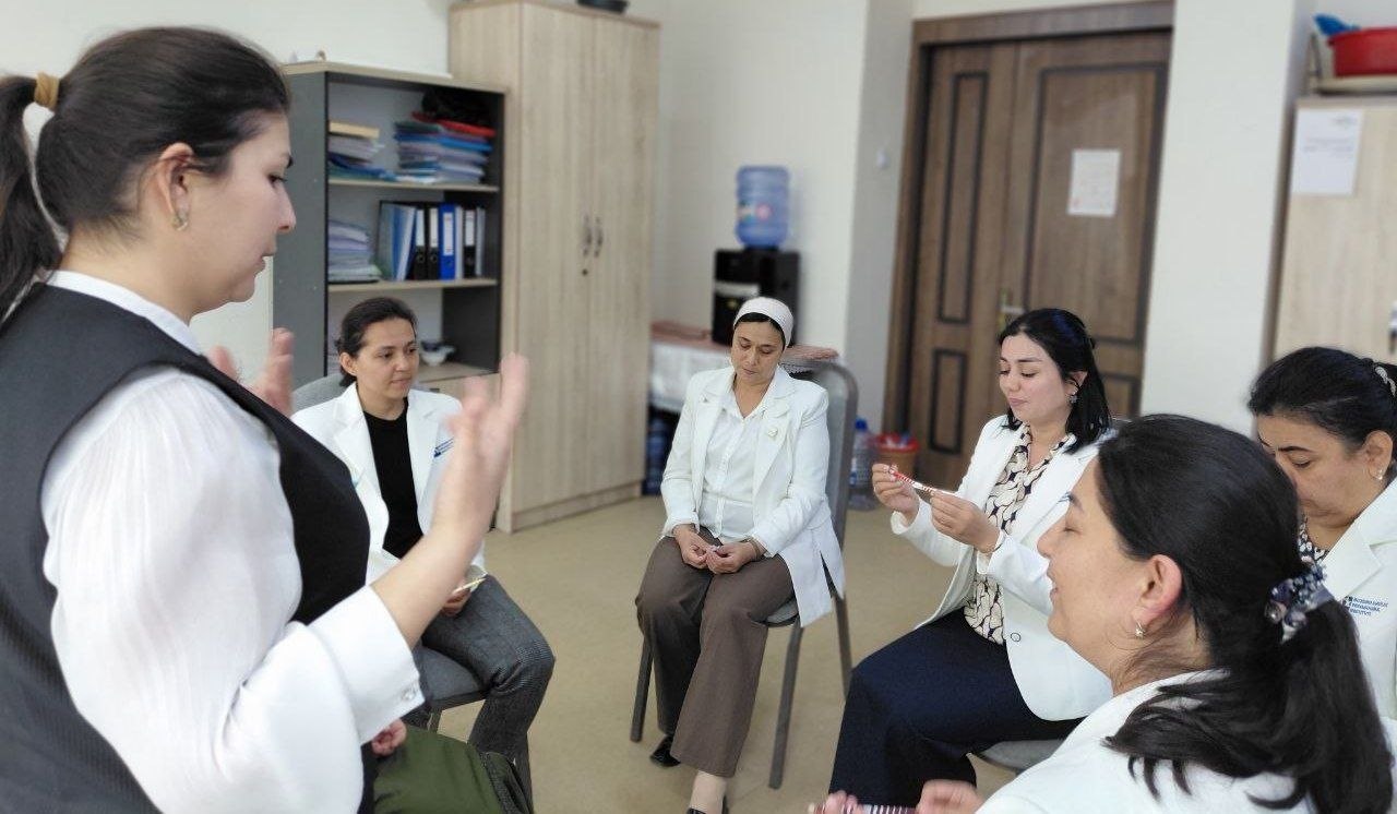 Institut psixologi Sh.Zuxurova Tillar va Aniq va tabiiy fanlar fakulteti tyutorlari uchun stressni yengish va samarali ishlashga oid trening tashkil etildi.