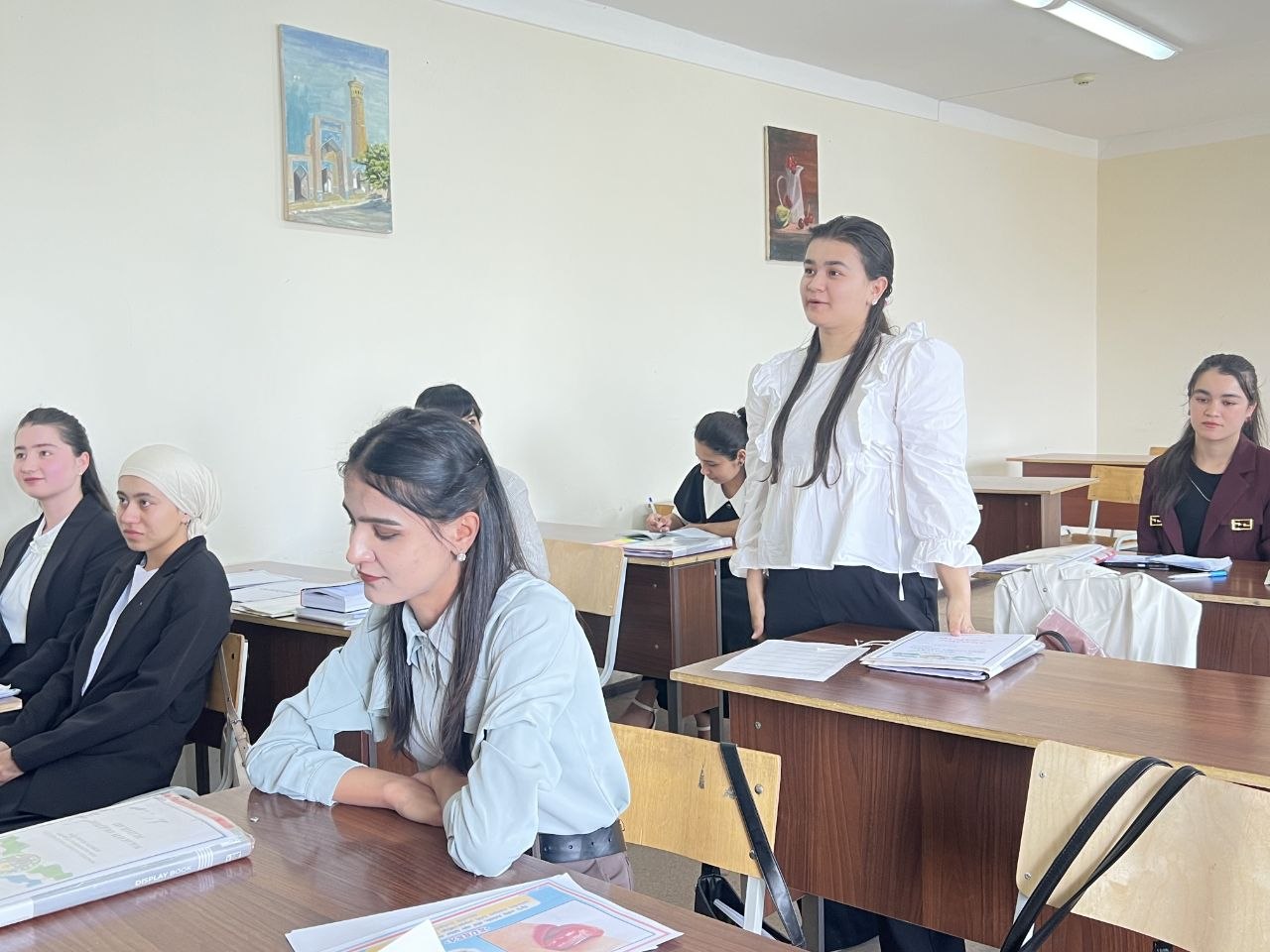 Buxoro davlat pedagogika instituti Pedagogika va ijtimoiy fanlar fakulteti tyutori M.O.Olimovga biriktirilgan guruhlarda institut psixologi Sh.B.Zuhurova tomonidan psixologik trening mashg‘uloti tashk