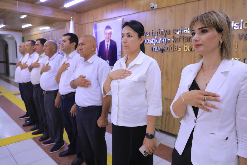 Ish kuni Davlat madhiyasini birgalikda ijro etish bilan boshlandi